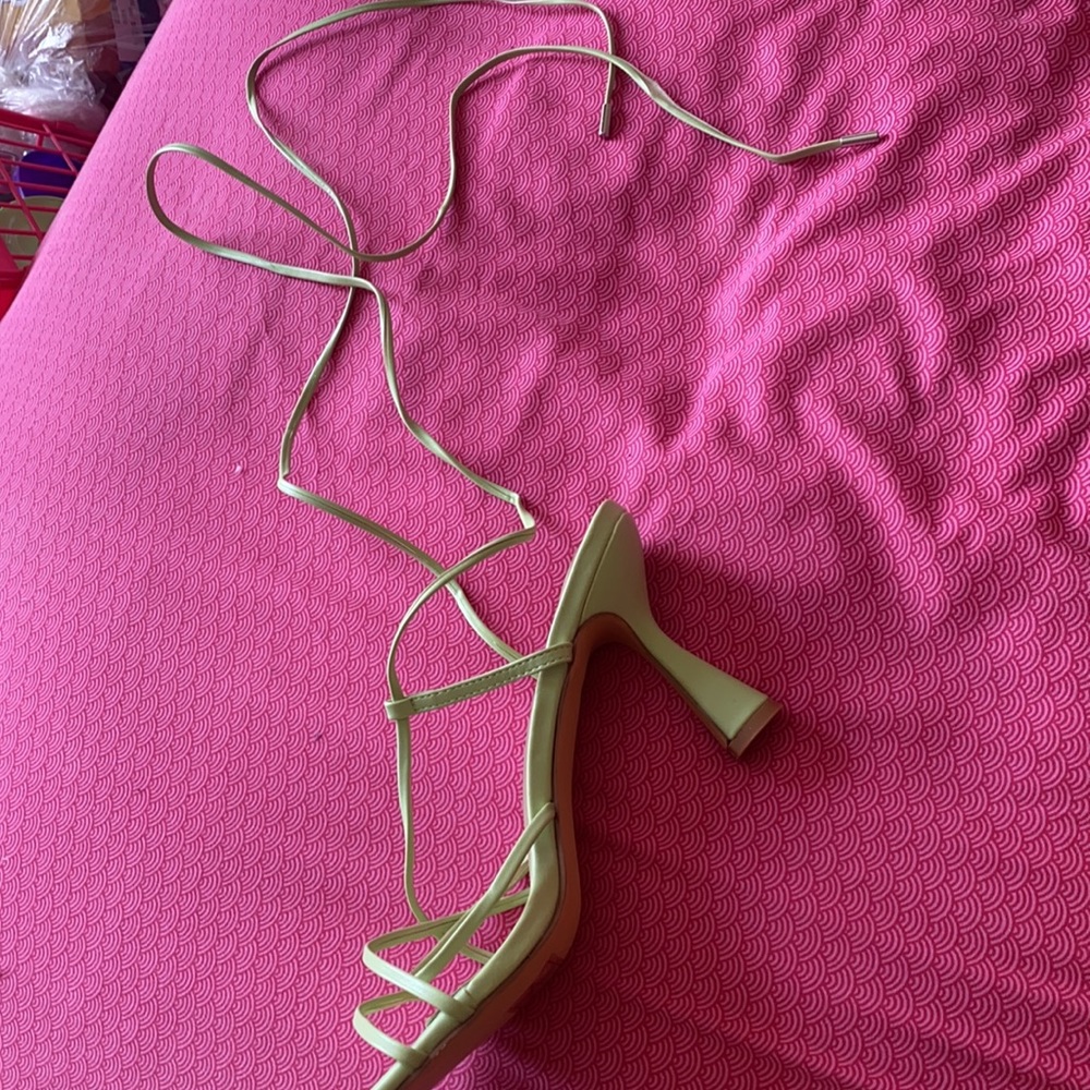 A pair of beautiful pastel green heels great for any occasion!
